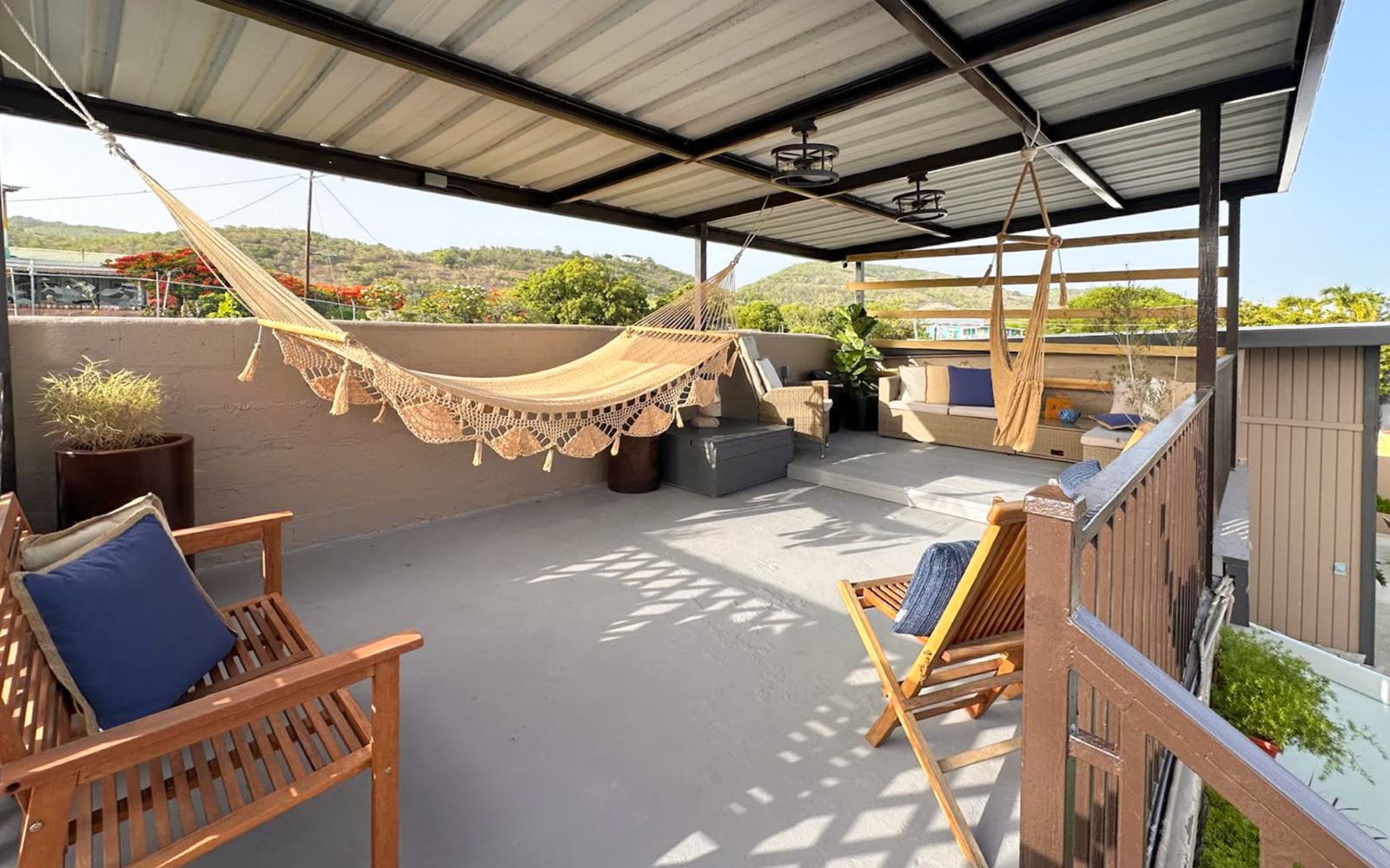 Terraza cubierta con hamaca y asientos